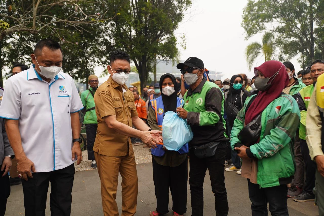 Dewi Senang Terima Bantuan Insan Maritim Peduli